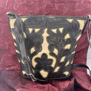 Leaders in Leather Black And Tan Tooled Cutout Bucket Bag W/ Crossbody Strap EUC